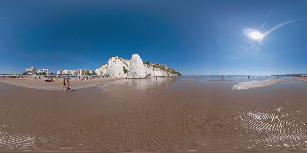 360 VR /人在海滩与Pizzomunno岩石在Vieste视频素材