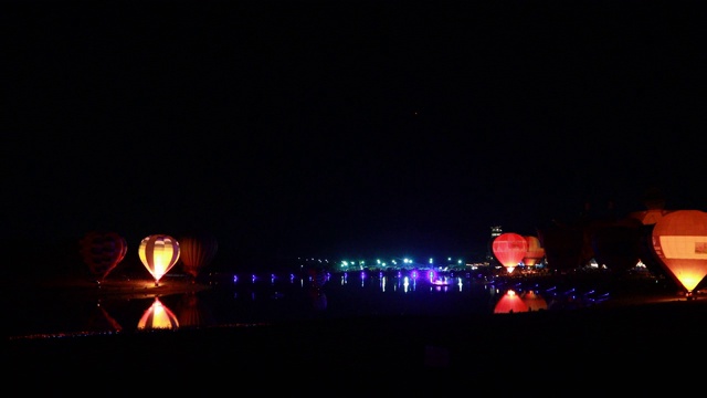 热气球节在夜晚点亮视频下载