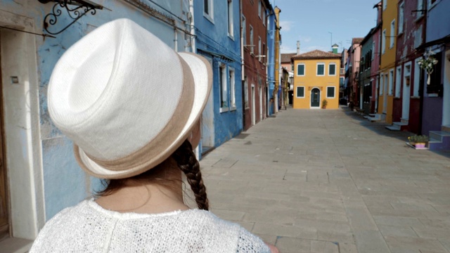 独自旅行者，年轻女子游客漫步在布拉诺岛，威尼斯，意大利，浪漫之城，典型的威尼斯风景。视频素材