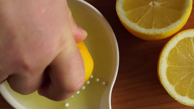 挤柠檬汁的慢动作视频下载