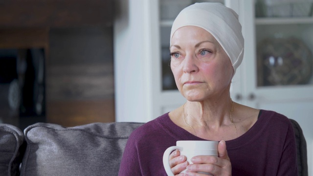 一位正在从癌症中康复的老年妇女视频素材