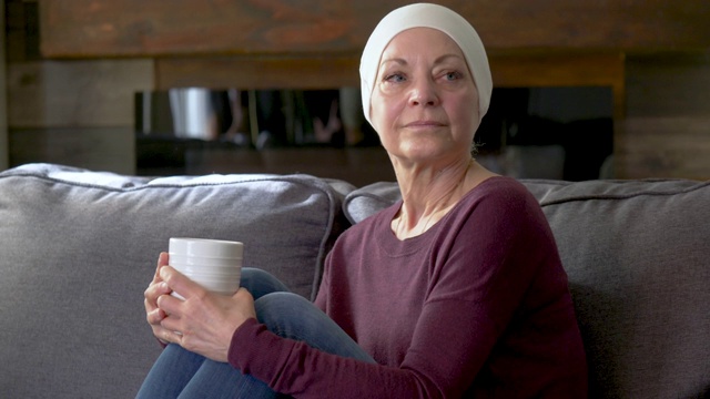 一位患癌症的妇女正在沉思视频素材