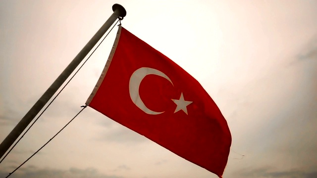 土耳其国旗在风中飘扬视频素材