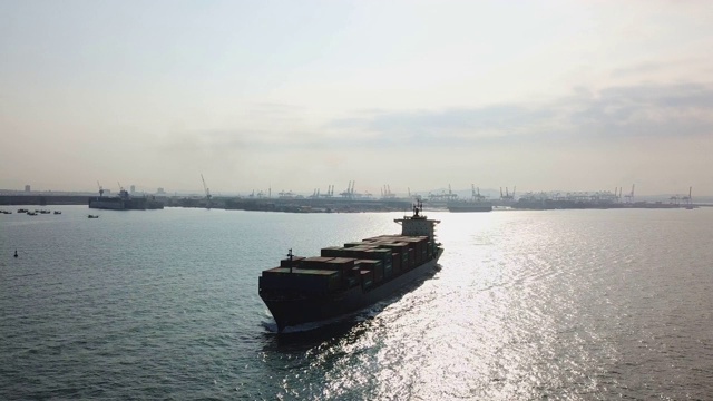 货船将集装箱运往港口出口视频下载