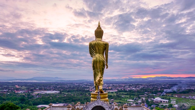 金色佛像与云雾的延时
泰国北部南佛寺的天空和城市景色视频素材