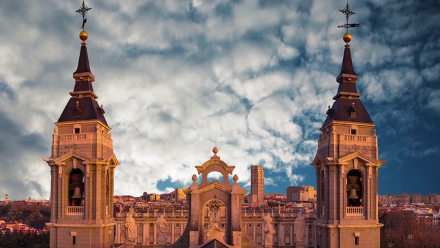 马德里阿尔慕德娜大教堂塔的美丽景色。西班牙。视频素材
