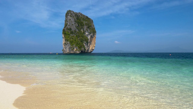 泰国热带岛屿空旷海滩上清澈碧绿的海水。4K超高清视频素材