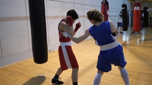 坚强而坚定的女子拳击。4k视频的年轻女拳击手-在武术的女人。视频下载