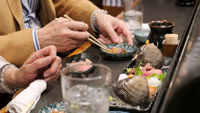 东京小餐馆的寿司主厨视频素材