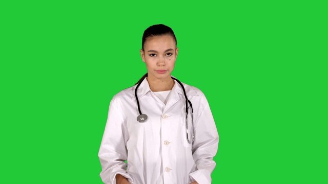 心理治疗师，女医生，在绿屏上直行，色度钥匙视频素材