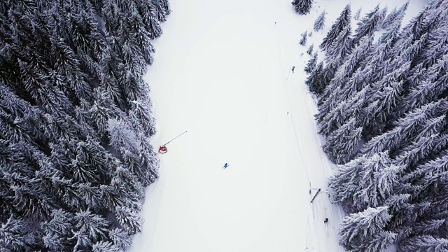 在滑雪坡的高角度视图视频素材