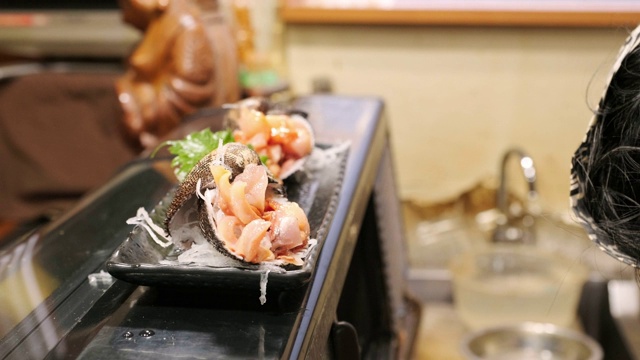 东京小餐馆的寿司主厨视频素材