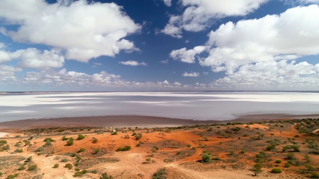 空中向前:平原与灌木丛导致白色沙滩与阴影-澳大利亚乌鲁鲁视频下载