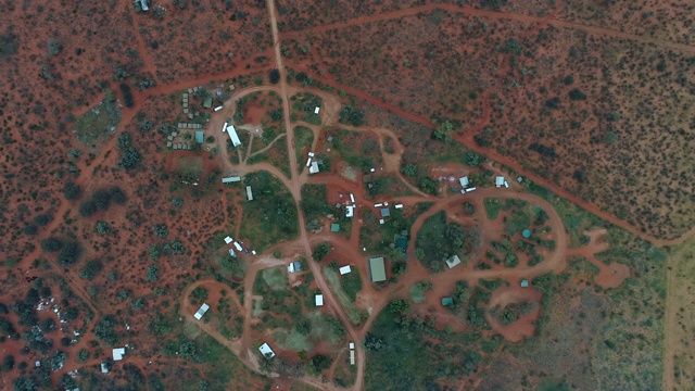 空中攀登:房屋和树木散布在红色平原-澳大利亚的乌卢鲁视频下载