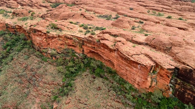 空中向前:红色岩石平原通向悬崖-乌鲁鲁，澳大利亚视频下载