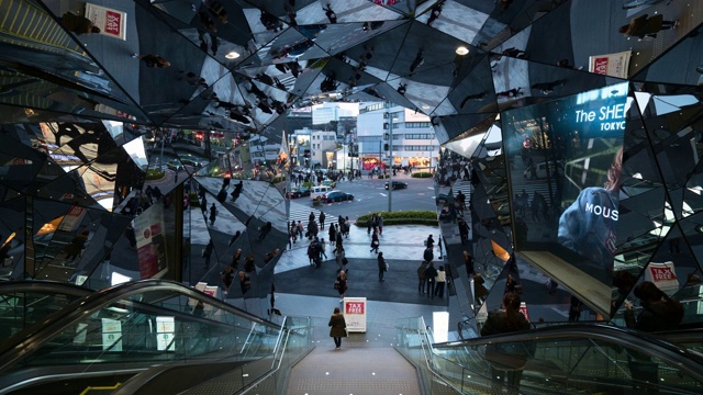 时间流逝:购物者在独特的反射建筑下移动在购物中心-东京，日本视频素材