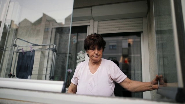 老女人在阳台窗边休息视频素材