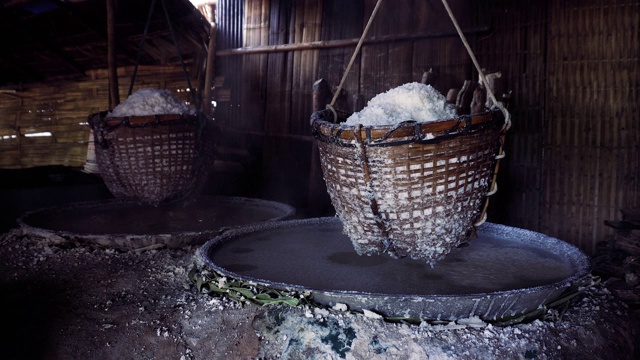 泰国北部南的Bo Kluea村，用地下的盐水煮沸制成岩盐视频素材