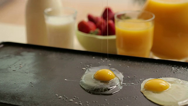 早餐煮鸡蛋视频素材