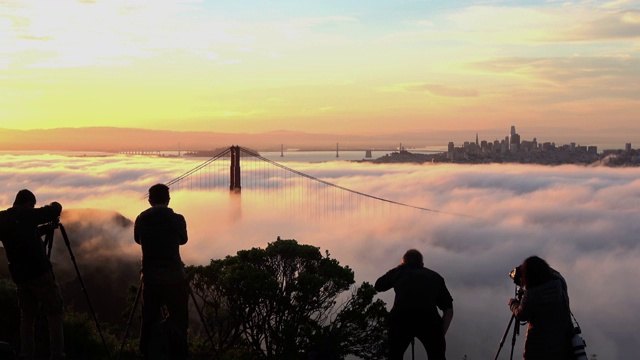 摄影师们在旧金山金门大桥上捕捉壮观的日出。视频素材