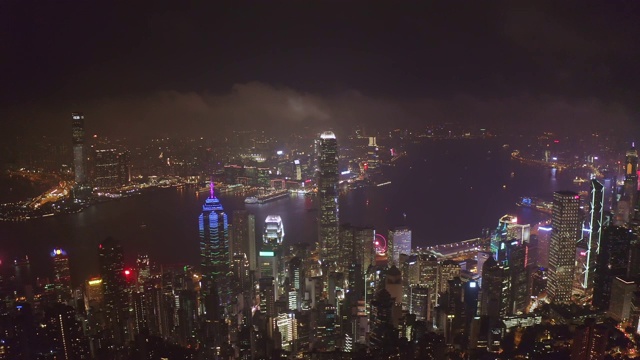 中国香港维多利亚港夜间市区交通鸟瞰图视频下载
