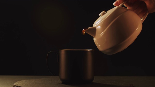 咖啡杯在一个黑暗神秘的场景与自然蒸汽视频素材