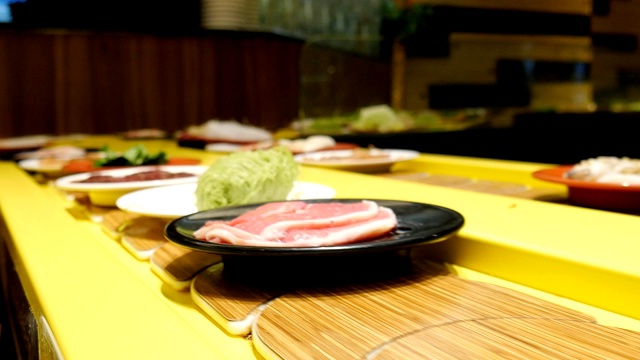 日本餐厅皮带上的新鲜菜肴视频素材