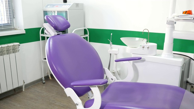 牙科诊所牙医使用的牙科椅及其他配件。视频下载