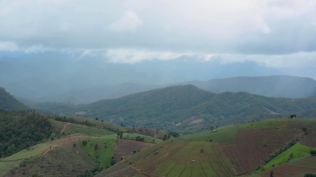 泰国北部清迈槟邦农业山上方多云移动的时间间隔视频素材