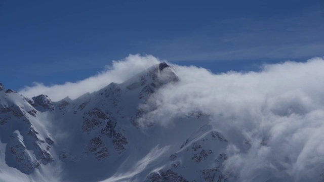 高加索山脉的一座山峰上，云在缓缓地翻滚视频下载