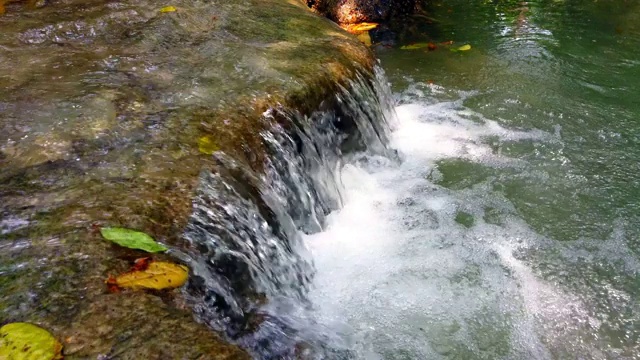 泰国北碧府四面佛国家公园或四面佛瀑布。4K超高清。视频素材