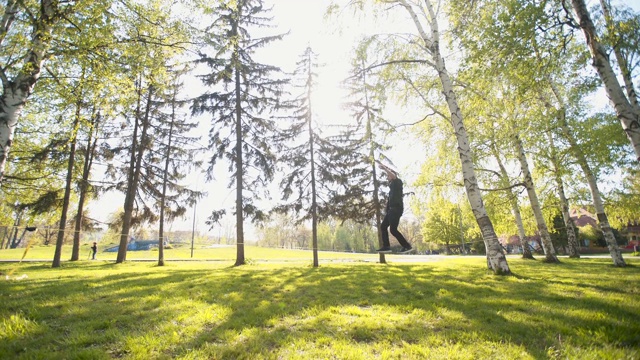 一个人在日落练习拉绳视频下载