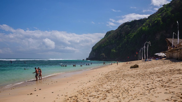 印度尼西亚巴厘岛星期天海滩俱乐部的人们视频下载