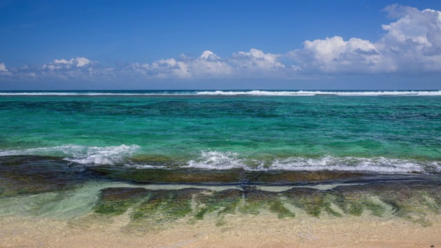 印度尼西亚巴厘岛努沙杜瓦的蓝天和海景视频下载