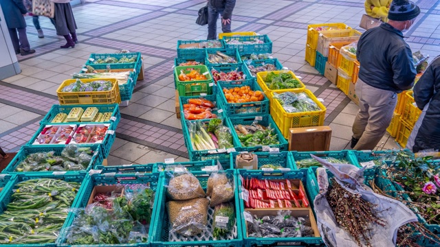 4K时光流逝-顾客购物蔬菜和水果旁边的街道-日本东京视频下载