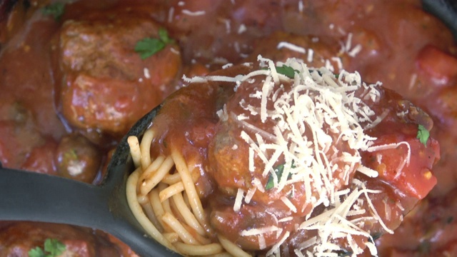 意大利面肉丸配意大利干酪酱视频素材