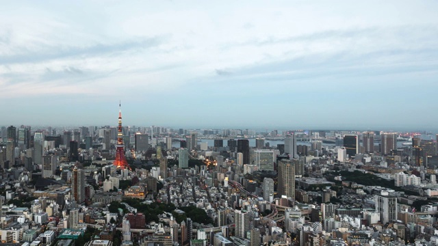 T/L WS HA PAN在高峰时段，东京塔提供了宽阔的东京城市天际线视野视频素材