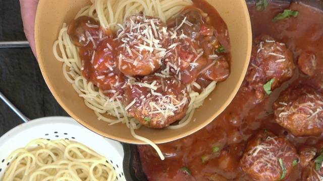意大利面和肉丸加番茄沙司视频素材