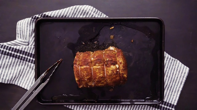 烤熟的无骨猪肉抹上香料搓。视频下载