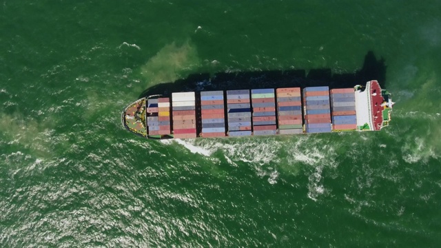 海上集装箱船的鸟瞰图视频下载