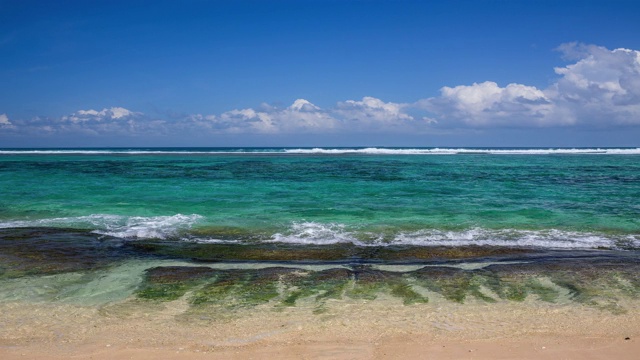 印度尼西亚巴厘岛努沙杜瓦的蓝天和海景视频下载