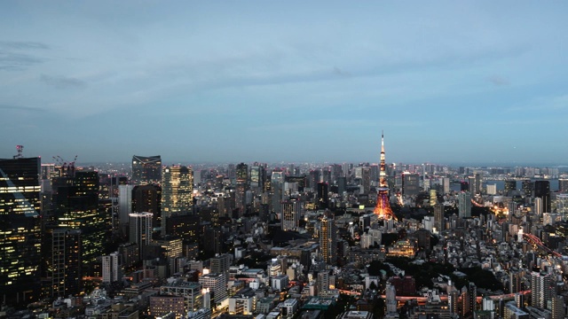 T/L WS HA PAN在高峰时段，东京塔提供了宽阔的东京城市天际线视野视频素材