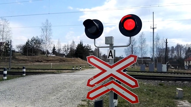 铁路乡村车停红灯视频下载