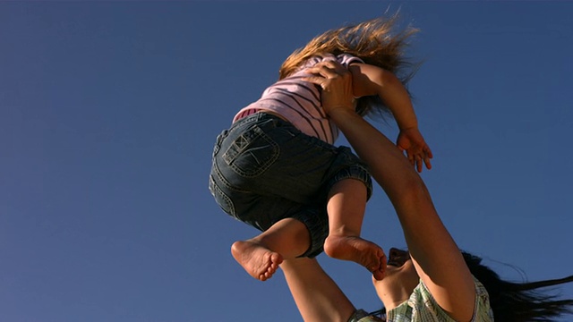 母亲在空中旋转小女儿视频素材