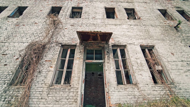 战争中窗户破碎的废弃建筑。视频素材