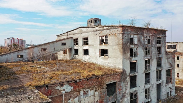 军事行动后废弃建筑的鸟瞰图。视频素材
