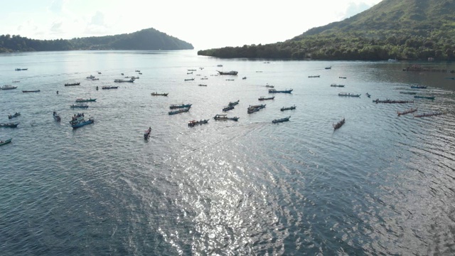 航拍:在印尼马鲁古的班丹内拉举行的一年一度的科拉-科拉传统独木舟比赛视频素材