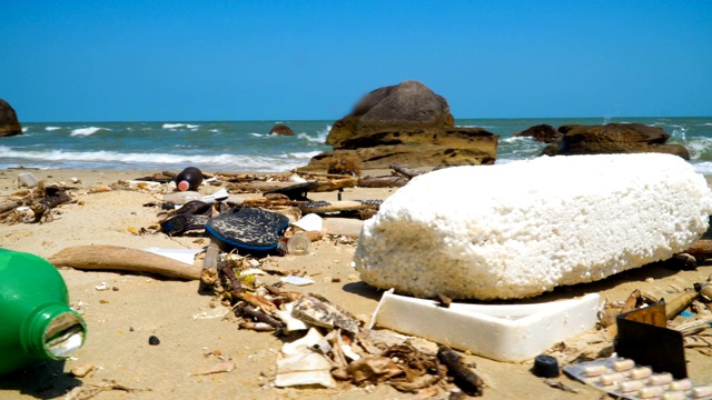 海滩上有大量的塑料垃圾。视频素材