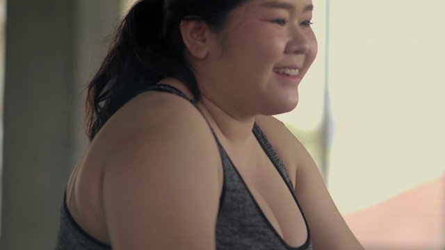 Slo Mo:超重女性心血管运动视频下载