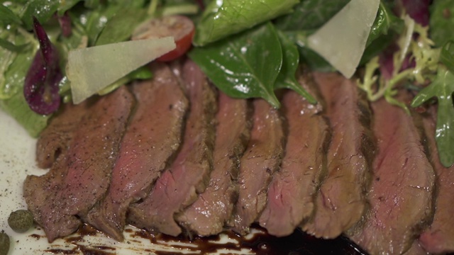 沙拉靠近盘子上的生腌肉块。视频下载
